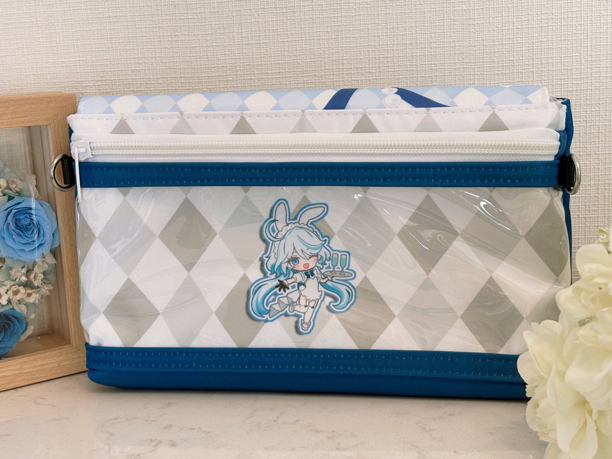 rrr_gns's tweet photo. 夏コミや夏インテで頒布する白バニーフリーナのスマホポシェットです🐰
W24cm×H15cm×幅5cmなので、大きめスマホのすっぽり！お金を入れたりイベントやお出かけで使うのにちょうどいいサイズだと思います✨
中はたくさん仕切りやファスナーも2箇所もあって使い勝手⭕️
ショルダー紐は最大144cm

#C108 https://t.co/TamECCJPqI