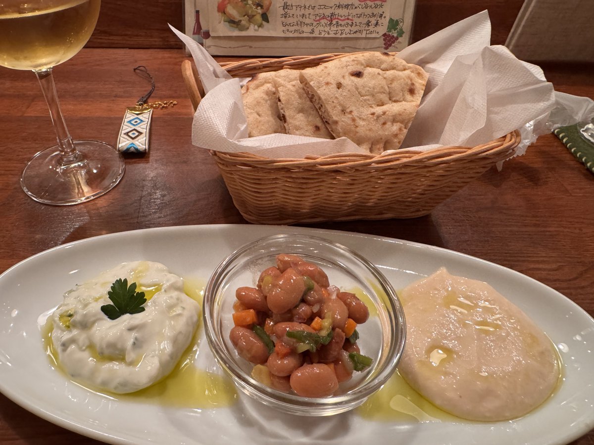 nagoyahello's tweet photo. 前菜セット。ジャジキ、うずら豆のなんか、タラモサラタ。うずら豆は珍しいな。これをピタバンにつけていただきます🙏 https://t.co/IhHFre96PE