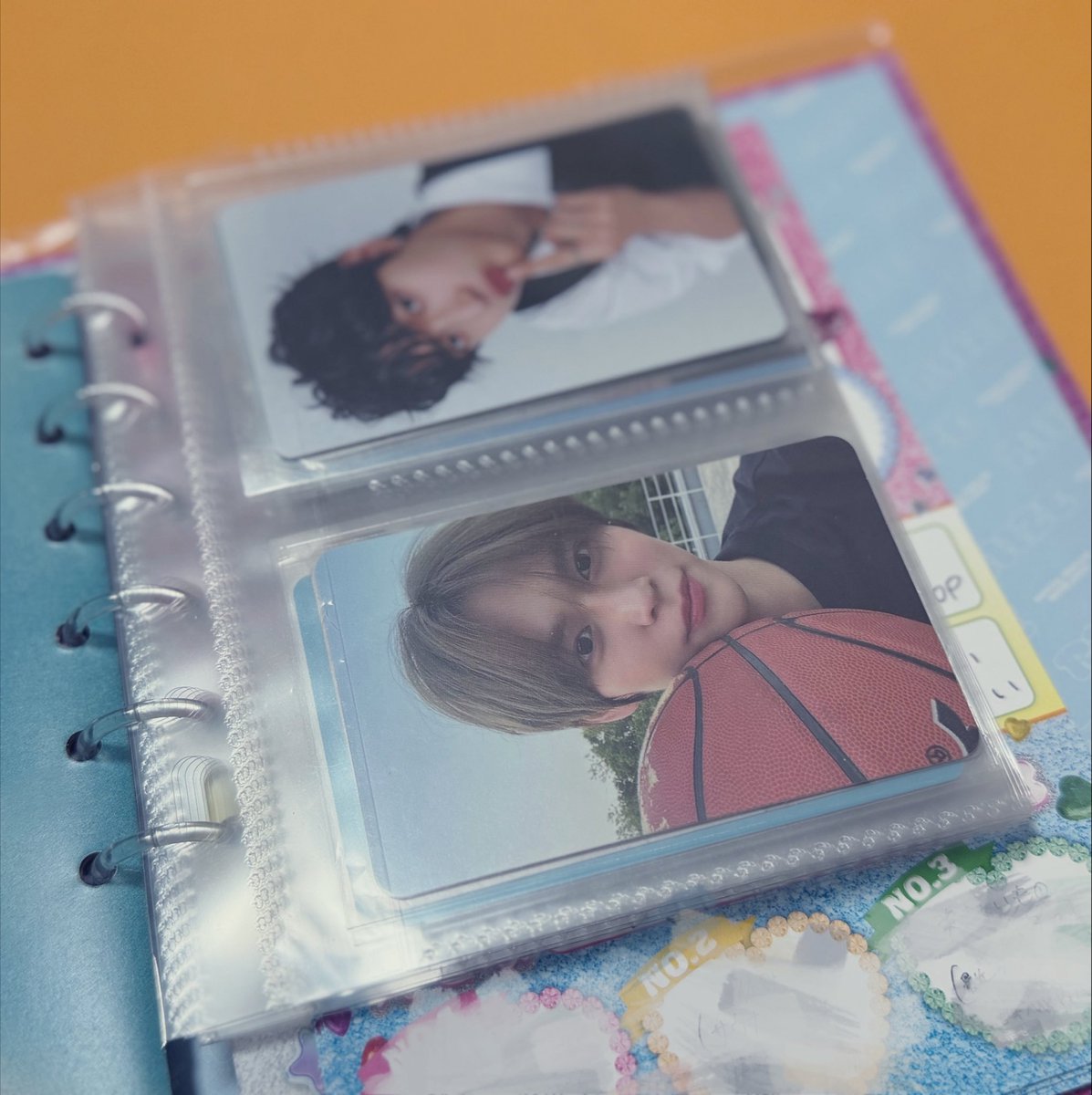 RsARz230904's tweet photo. 今更すぎるけど、スペシャルキットのバインダーに合うポケットがあったので✍🏻📋

チェキも入るサイズなのでトレカだと余裕があるけど抜け落ち防止のフラップがあるので勝手に出てくることはない
スリーブのまま入れられる(厚みのあるのも入る)
バインダーの下の空間はすこし余る

2ポケット/10枚入
https://t.co/nLXRIvuIX6