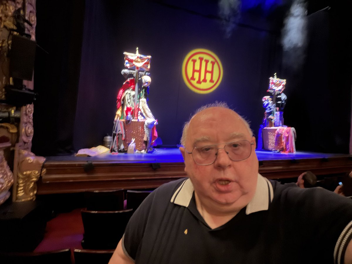 Terry_Ea's tweet photo. Early start with a spot of breakfast at Balans then round to the Apollo for @HHerstories show ,Barmy Britain’ for @LondonTheatre1 #teview #show #horriblehistories #westend https://t.co/kk0j96NPE9