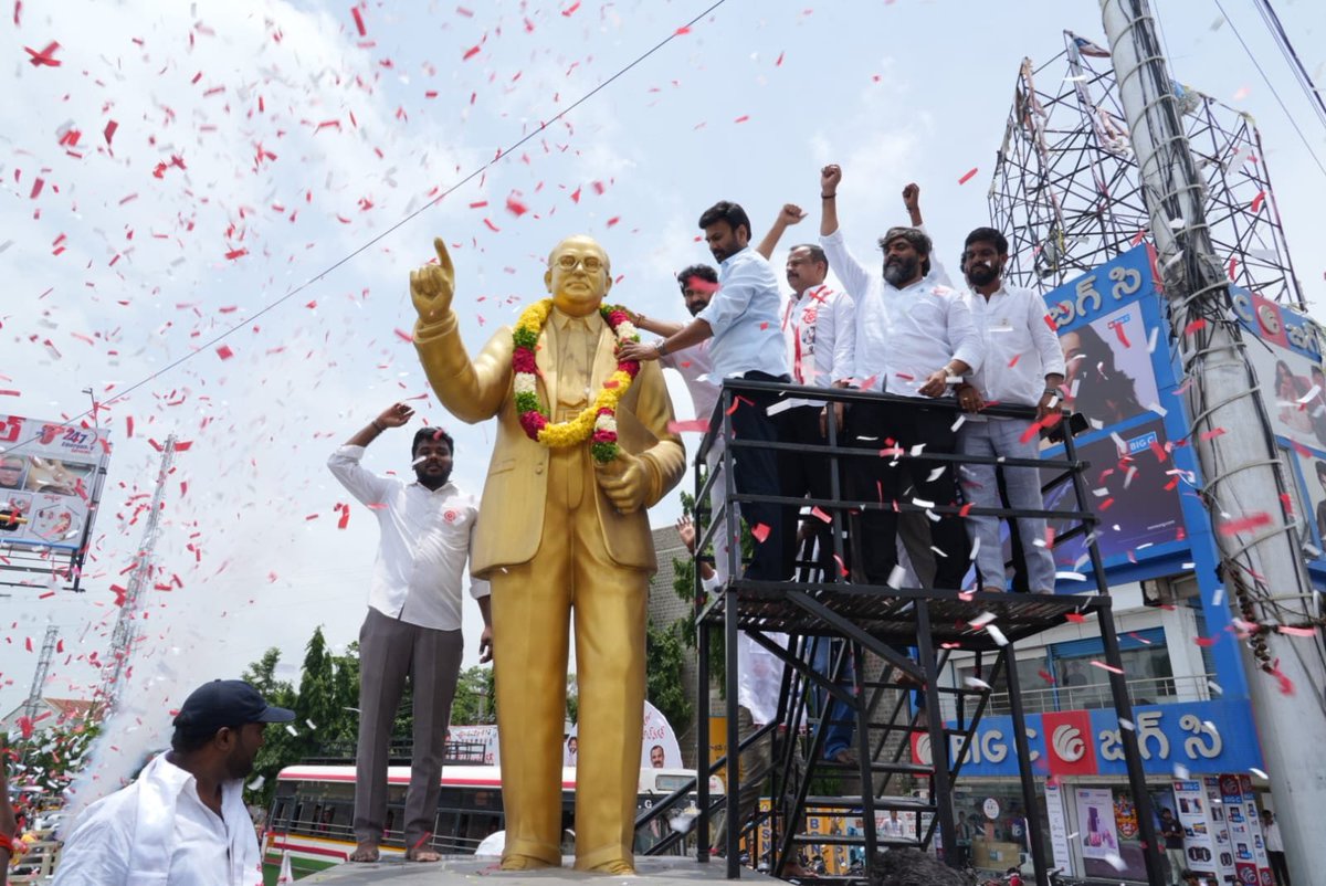 JSPTelangana's tweet photo. మహబూబ్‌నగర్ పార్లమెంట్ స్థాయి జనసేన కార్యకర్తల ఆత్మీయ సమావేశంలో భాగంగా శనివారం ఉదయం మహబూబ్‌నగర్ స్థానిక నాయకులు శ్రీ మేడ రామకృష్ణ ఆధ్వర్యంలో పాలమూరు నడిబొడ్డులో అమర వీరుల స్థూపం నుండి బైక్ ర్యాలీ ప్రారంభమైంది. జనసేన పార్టీ ప్రధాన కార్యదర్శి శ్రీ తాళ్ళూరి రామ్ అమర వీరుల స్థూపానికి అంజలి ఘటించి ర్యాలీ ప్రారంభించారు. మార్గమద్యంలో డాక్టర్ బీ.ఆర్. అంబేద్కర్ గారి విగ్రహానికి పూలమాల వేసి నివాళి అర్పించారు. జనసేన రాష్ట్ర, జిల్లా నాయకులు, వీర మహిళలు, జన సైనికులు పాల్గొన్నారు.

#JSPChaloMahbubnagar #ChaloMahbubnagar #JanaSenaTelangana