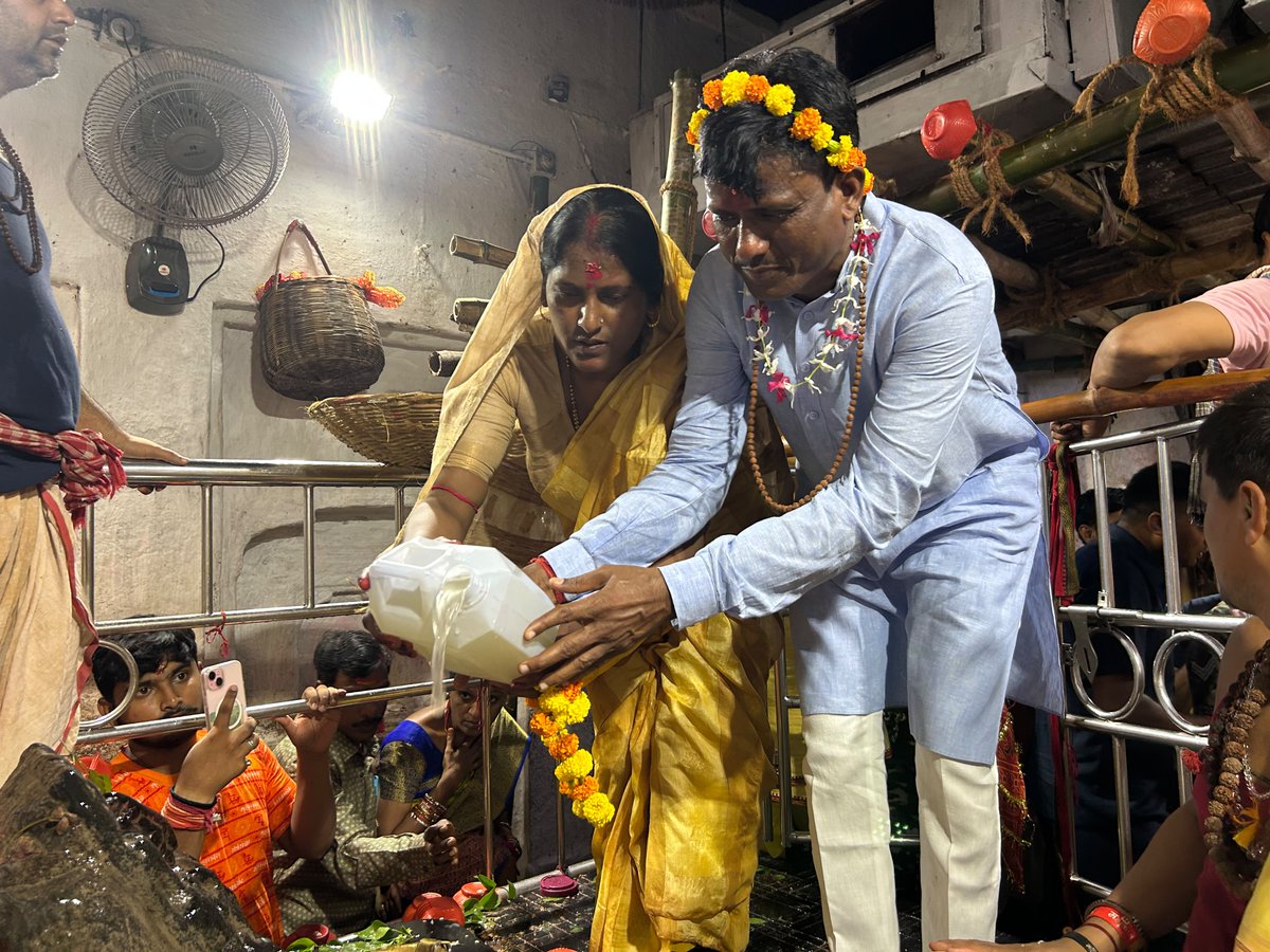 BjpShatrughan43's tweet photo. आज सुल्तानगंज से पवित्र गंगाजल लेकर पूरी श्रद्धा और आस्था के साथ पावन यात्रा पूर्ण कर देवघर स्थित बाबा बैद्यनाथ धाम में विधि-विधान के साथ बाबा भोलेनाथ का जलाभिषेक किया। 

इस शुभ अवसर पर बाबा के श्रीचरणों में माथा टेककर बाघमारा विधानसभा के सभी परिवारों, धनबाद लोकसभा क्षेत्र तथा समस्त देशवासियों के सुख, शांति, समृद्धि एवं उत्तम स्वास्थ्य की प्रार्थना की।

जय बाबा बैद्यनाथ।🙏🚩