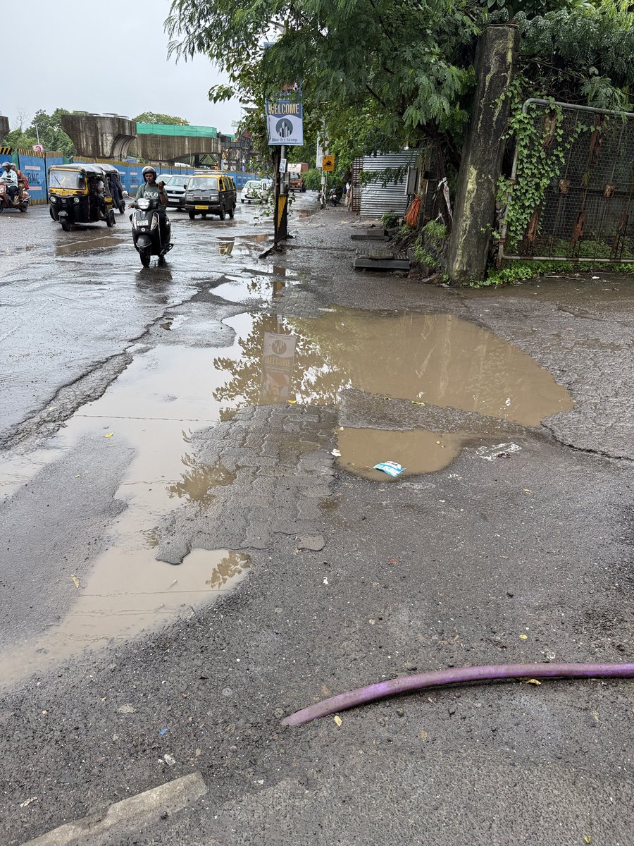 helpfulnagarik's tweet photo. Just at the entrance of Ghatkopar bus terminus  water flashes when bus enters need urgent filling 
@mybmc @mybmcWardN @myBESTBus https://t.co/lpodGphkYU