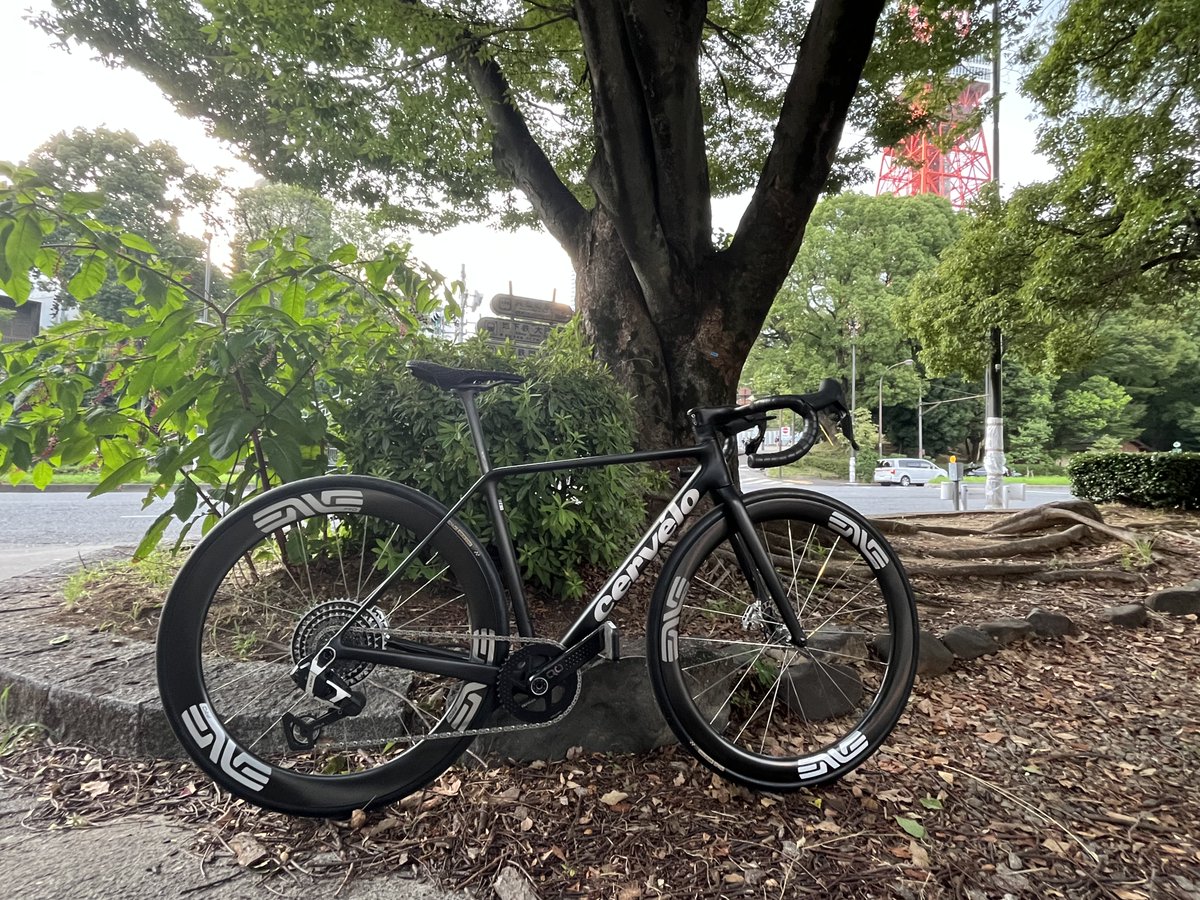 GNNando115's tweet photo. 今日、新宿寄る予定を急遽変更してサーヴェロの試乗会をやってるCOG TOKYOさんへ。
R5、新型ソロイスト、そして待ってる間でLOOKの 785 HUEZ RSも。
個人的には自分には少し硬くて脚削るけど1番刺激的だったのがR5で、それに対してバランスが良かったのが785。
ソロイストは良いが少し埋もれるって感じ https://t.co/mwoYDZfoFd