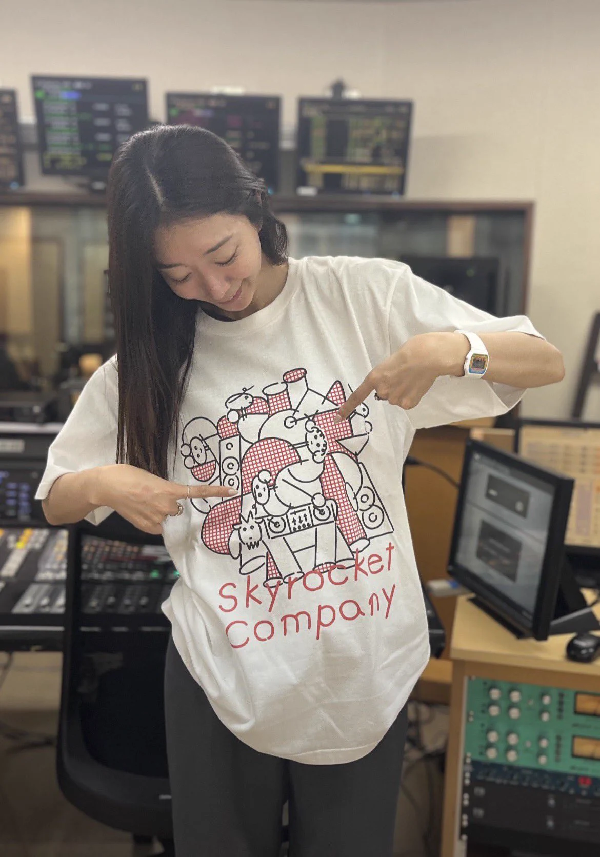 MIU MIU コントラスト パイピング バックロゴ ポケット Tシャツ HOoKEijbMAA0LLh?format=webp&