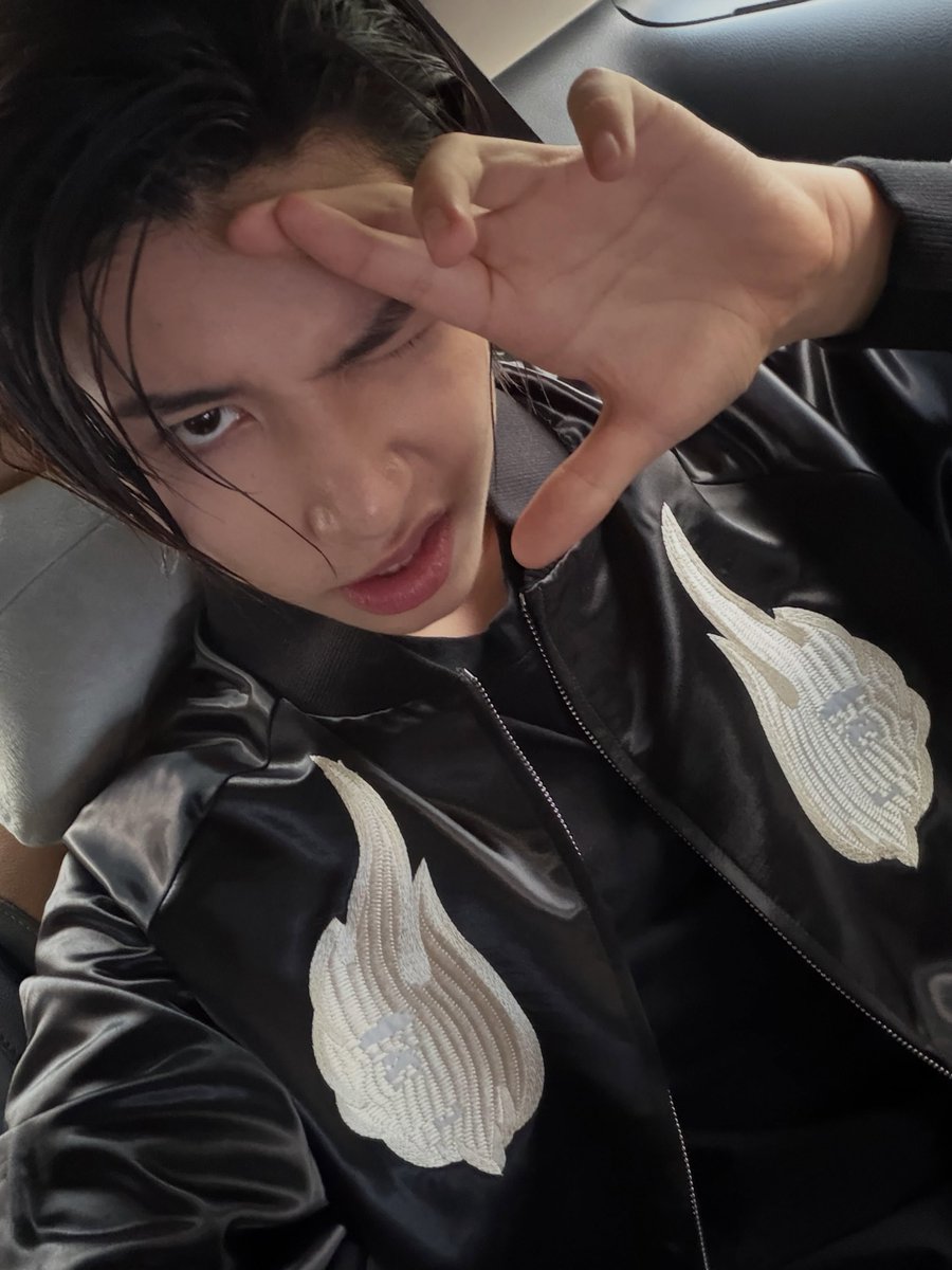 tentanglouis's tweet photo. 260801 4shoboiz instagram post with LOUIS!📸

“🧟‍♀️🧟"

#LOUIS #루이 #LNGSHOT #롱샷 https://t.co/QoHy7Yn1oy
