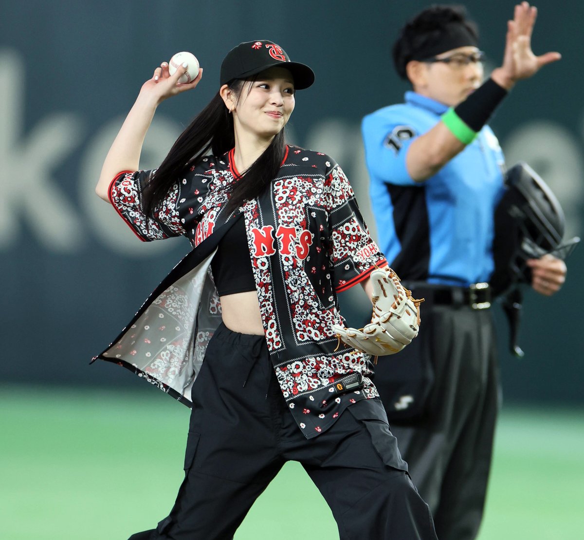sanspo_giants's tweet photo. 【🔥#熱闘撮って出し📷】    

モデル・俳優の #横田真悠 さんがセレモニアルピッチを務めました！
「JORDAN BRAND」とのコラボユニホームを着用し、素敵な笑顔で東京ドームを沸かせました（撮影・荒木孝雄、塩浦孝明）      

#巨人 #ジャイアンツ #giants #サンスポ https://t.co/E753Ya8IpK