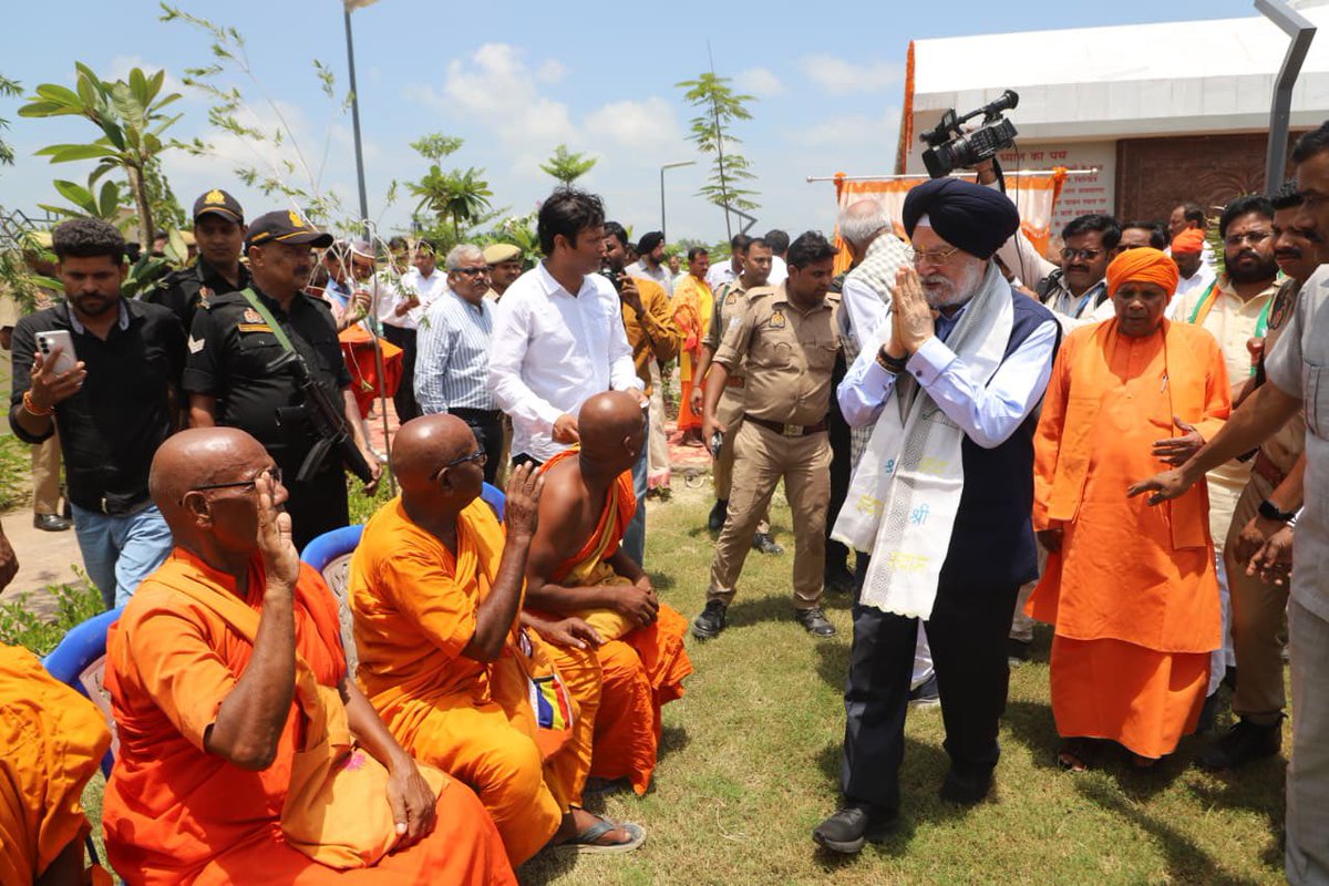 HardeepSPuri's tweet photo. भगवान बुद्ध की पावन धरा सिद्धार्थनगर के कपिलवस्तु में आज लोक सभा सांसद @jagdambikapalmp जी सहित अनेक गणमान्य अतिथियों की गरिमामयी उपस्थिति में बुद्ध थीम पार्क के लोकार्पण का सौभाग्य प्राप्त हुआ।

यह थीम पार्क भगवान बुद्ध के शांति, करुणा और मानव कल्याण के कालजयी संदेश को नई पीढ़ी तक पहुँचाने का एक सशक्त माध्यम बनेगा। साथ ही, यह जनपद को सांस्कृतिक एवं आध्यात्मिक पर्यटन के एक महत्वपूर्ण केंद्र के रूप में नई पहचान देने की दिशा में भी एक महत्वपूर्ण कदम है।

प्रधानमंत्री श्री @narendramodi जी के नेतृत्व में मोदी सरकार भारत की समृद्ध सांस्कृतिक विरासत के संरक्षण, संवर्धन और उसे विकास का आधार बनाने के संकल्प के साथ निरंतर आगे बढ़ रही है।
यह पहल क्षेत्र के पर्यटन, स्थानीय अर्थव्यवस्था और रोजगार के नए अवसरों को भी गति प्रदान करेगी।
@UPGovt
