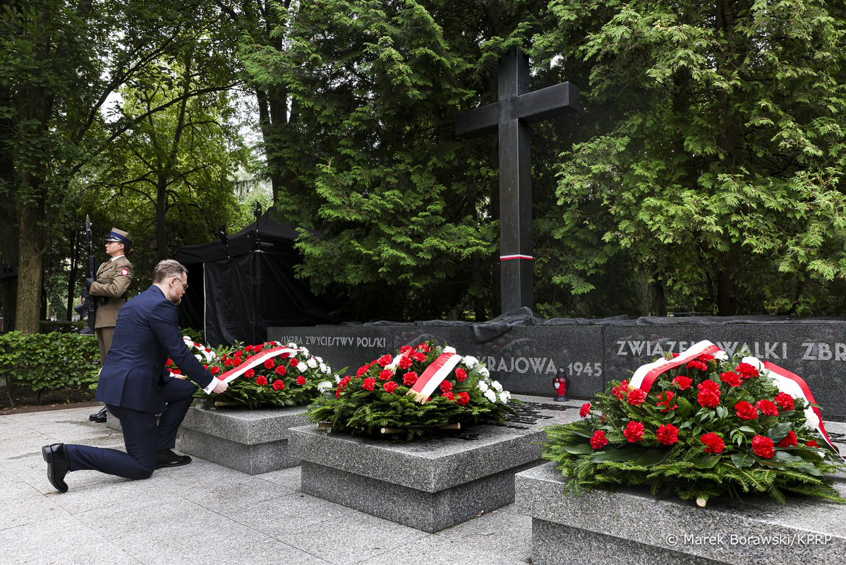 BoguckiZbigniew's tweet photo. Z okazji 82. rocznicy wybuchu Powstania Warszawskiego #Pamiętamy o Bohaterach tamtych wydarzeń 🇵🇱

W imieniu Prezydenta RP złożyłem wieńce na grobach Dowódców Armii Krajowej na Cmentarzu Wojskowym na Powązkach: gen. Tadeusza Komorowskiego „Bora”, gen. Stefana Roweckiego „Grota”, gen. Leopolda Okulickiego „Niedźwiadka”, gen. Michała Tokarzewskiego-Karaszewicza „Torwida” oraz płk. Aleksandra Krzyżanowskiego „Wilka”.

„Dziś wspominamy nie tylko komendę o »godzinie W« przekazaną przez Antoniego Chruściela »Montera«, lecz także decyzję naszych rodaków, aby z najwyższym poświęceniem chwycić za broń i przeciwstawić się złu” – podkreślił Prezydent RP Karol Nawrocki.

Cześć i chwała Bohaterom!

#PowstanieWarszawskie #GodzinaW  #ArmiaKrajowa #Bohaterowie #Warszawa #Polska
@prezydentpl