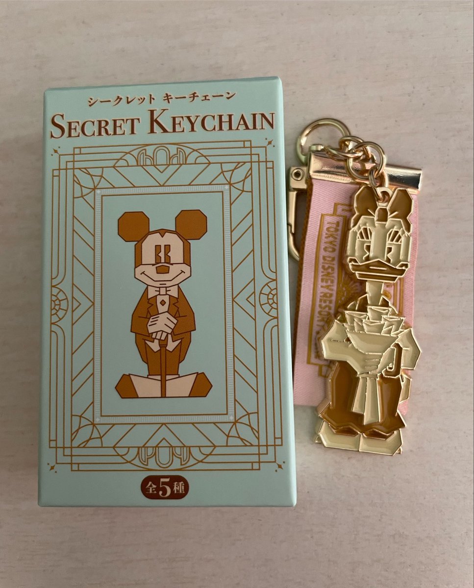 mo_chi_0505_2's tweet photo. 【交換】 ディズニーストア リゾート店  リニューアル 1周年 シークレット キーチェーン

譲: デイジー

求:ドナルド

よろしくお願いいたします。 https://t.co/JGvhA3iZ2x