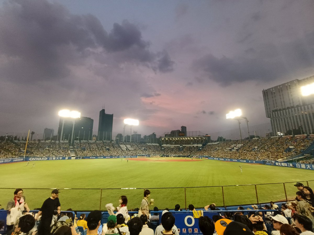 tomlakes79's tweet photo. 今日はここ。
1回表　
突然の雨にやられてビショビショ☔

さぁ再開！ https://t.co/uN6Bi2yTHL