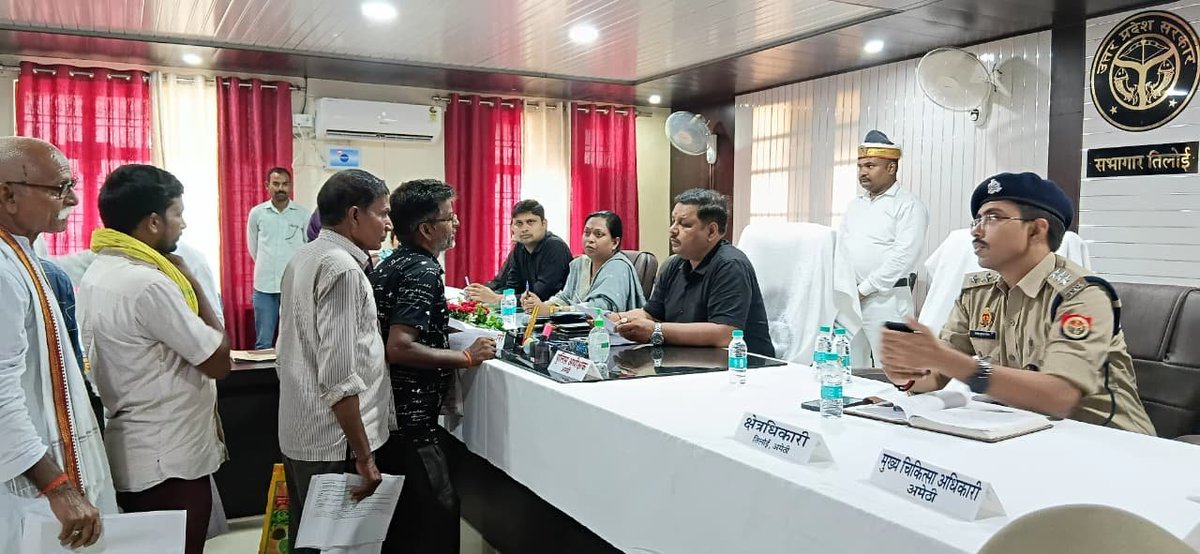 DmAmethi's tweet photo. आज दिनांक 01.08.2026 को तहसील तिलोई में आयोजित "सम्पूर्ण समाधान दिवस" के दौरान जनसामान्य की शिकायतों को सुनकर मौके पर संबंधित अधिकारियों को समयबद्ध व गुणवत्तापूर्ण निस्तारण के निर्देश दिए। https://t.co/Reo01v6JML