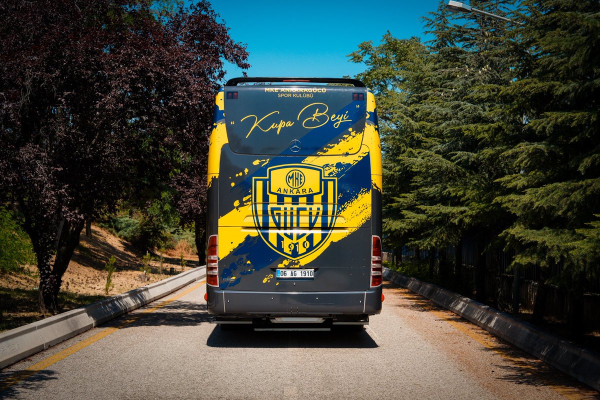 Ankaragucu's tweet photo. İmalat-ı Harbiye Ruhuyla, Yeni Sezonda Yine Yollardayız! 💛💙

116 yıllık köklü tarihimizden aldığımız ilham, İmalat-ı Harbiye ruhundan doğan mücadelemiz ve sarı-lacivert sevdamız artık takım otobüsümüzde de hayat buluyor.

Yeni sezon öncesinde yenilenen kulüp otobüsümüz; tarihimize, değerlerimize ve büyük MKE Ankaragücü camiasına yakışır tasarımıyla takımımızı yeni zaferlere taşıyacak.

Bu otobüs sadece bir ulaşım aracı değil; armasını gururla taşıyan milyonların inancını, Ankara’nın gücünü ve İmalat-ı Harbiye’den gelen sarsılmaz mücadele ruhunu temsil ediyor.

Yeni sezonda çıkacağımız her yolculukta, aynı inançla, aynı kararlılıkla ve aynı hedef uğruna birlikte ilerleyeceğiz.

Yeni otobüsümüz camiamıza hayırlı olsun.

Hedefe giden yolda, İmalat-ı Harbiye ruhuyla…

MKE Ankaragücü Spor Kulübü 💛💙