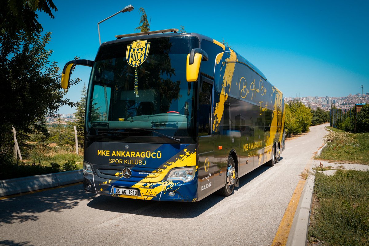 Ankaragucu's tweet photo. İmalat-ı Harbiye Ruhuyla, Yeni Sezonda Yine Yollardayız! 💛💙

116 yıllık köklü tarihimizden aldığımız ilham, İmalat-ı Harbiye ruhundan doğan mücadelemiz ve sarı-lacivert sevdamız artık takım otobüsümüzde de hayat buluyor.

Yeni sezon öncesinde yenilenen kulüp otobüsümüz; tarihimize, değerlerimize ve büyük MKE Ankaragücü camiasına yakışır tasarımıyla takımımızı yeni zaferlere taşıyacak.

Bu otobüs sadece bir ulaşım aracı değil; armasını gururla taşıyan milyonların inancını, Ankara’nın gücünü ve İmalat-ı Harbiye’den gelen sarsılmaz mücadele ruhunu temsil ediyor.

Yeni sezonda çıkacağımız her yolculukta, aynı inançla, aynı kararlılıkla ve aynı hedef uğruna birlikte ilerleyeceğiz.

Yeni otobüsümüz camiamıza hayırlı olsun.

Hedefe giden yolda, İmalat-ı Harbiye ruhuyla…

MKE Ankaragücü Spor Kulübü 💛💙
