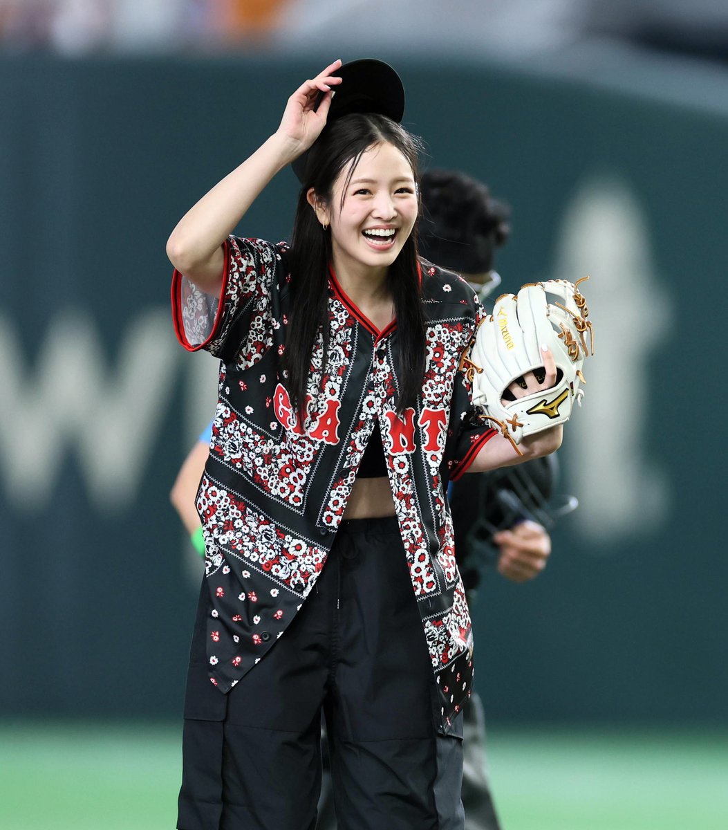 sanspo_giants's tweet photo. 【🔥#熱闘撮って出し📷】    

モデル・俳優の #横田真悠 さんがセレモニアルピッチを務めました！
「JORDAN BRAND」とのコラボユニホームを着用し、素敵な笑顔で東京ドームを沸かせました（撮影・荒木孝雄、塩浦孝明）      

#巨人 #ジャイアンツ #giants #サンスポ https://t.co/E753Ya8IpK