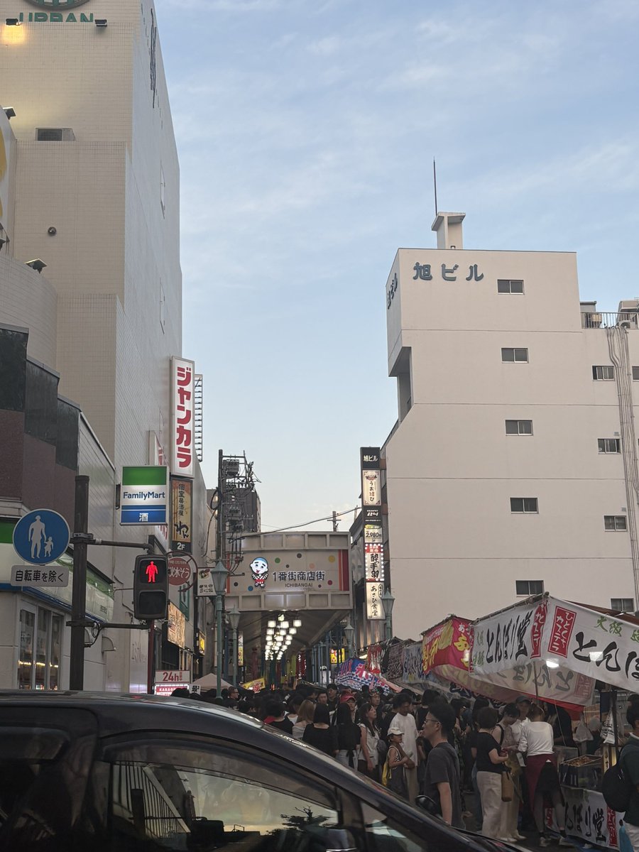 shinn_siro's tweet photo. 出張で四日市来たら祭りやってた！！！
.....身動き取れん飯も食いにいけへん..... https://t.co/irh2raEE79