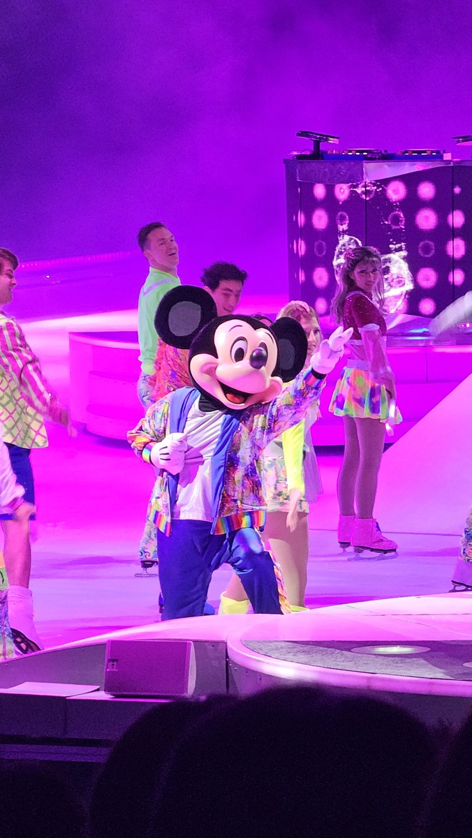 mini_tama44's tweet photo. 我らのリーダーミッキーさんも見て
#ディズニーオンアイス https://t.co/CRli8AVRAc