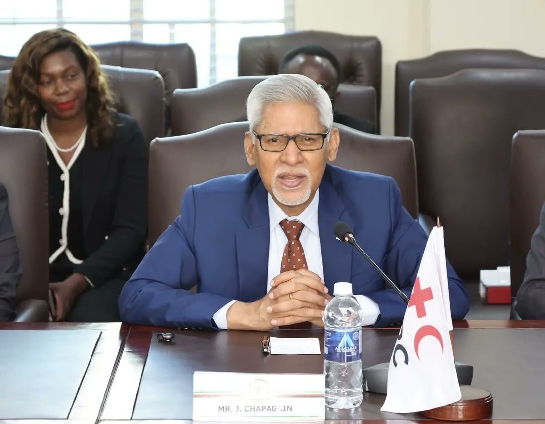 IFRCAfrica's tweet photo. IFRC Secretary General @Jagan_Chapagain has arrived in #Zimbabwe for engagements focused on strengthening locally led humanitarian action.

On his first day, he paid a courtesy visit to H.E. President Emmerson Mnangagwa and, alongside the leadership of @ZrcsRed held meetings with Cabinet Ministers to discuss humanitarian diplomacy, disaster preparedness, resilience and stronger cooperation in support of communities.

A strong start to an important visit. 🇿🇼