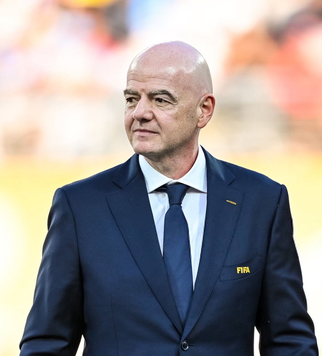 ActuFoot_'s tweet photo. 🚨 OFFICIEL ! L’UEFA ACCÉLÈRE LA CHUTE DE GIANNI INFANTINO ! 

« La proposition a été rejetée à l'unanimité par les associations nationales de l'UEFA et par de nombreuses autres fédérations et confédérations de toutes tailles à travers le monde.

L'UEFA se félicite de la décision de la FIFA de retirer son projet de vendre une participation dans ses compétitions - y compris la Coupe du monde - entre des mains privées.

La proposition a été rejetée à l'unanimité par les associations nationales de l'UEFA et par de nombreuses autres fédérations et confédérations de toutes tailles à travers le monde, dont le travail est de protéger le football.

L'UEFA remercie tous les fans, ligues, clubs, joueurs, individus, associations et confédérations qui se sont opposés au programme, ainsi que les nombreux premiers ministres, chefs d'État et commentateurs qui ont démontré au président de la FIFA que le football n'est pas à vendre.

Nous ne pouvons pas continuer comme ça avec des stratagèmes secrets sur des délais accélérés, concoctés par des individus sans visage et d'un avantage douteux pour le jeu. Nous devons identifier les responsables et les tenir responsables.

Il est juste que, dans les jours et les semaines à venir, l'UEFA travaillera avec ses associations et en étroite coopération avec d'autres confédérations pour réfléchir à la façon dont cela s'est passé et élaborer un plan pour s'assurer que cela ne se reproduise plus. Cet examen doit être approfondi et fondamental. Aucune option ne devrait être hors de question. La direction actuelle de la FIFA a non seulement perdu la confiance de l'UEFA, mais aussi celle de nombreux autres membres de la famille du football.

Lorsque Gianni Infantino a demandé la confiance et les votes des associations membres de la FIFA pour l'élire président en 2016, il a déclaré : « Bien sûr, nous devons être transparents. Je l'ai été au cours des 15 dernières années de ma vie à l'UEFA. Vous devrez jouer un rôle tous les jours dans la vie de la FIFA", avant de dire aux parties prenantes réunies, "L'argent de la FIFA est votre argent. Ce n'est pas l'argent du président de la FIFA. C'est votre argent. Vous êtes les associations nationales et l'argent de la FIFA doit servir au développement du football et à rien d'autre. »

Sur ces deux promesses, il n'a pas tenu ses promesses. L'accord minable, dans l'arrière-salle et opaque qu'il a fait et a essayé de forcer était tout sauf transparent.

Et avec des réserves de plus de 5 milliards de dollars, il n'a pas non plus réussi à utiliser l'argent des associations au profit du jeu.

L'UEFA commencera à travailler immédiatement avec des partenaires et des parties prenantes du monde entier et à travers le jeu pour proposer une nouvelle façon de distribuer les ressources par le biais du programme existant de la FIFA Forward.

Nous devons commencer à utiliser une partie de cet argent qui est inactif sur le compte bancaire de la FIFA pour donner le coup d'envoi dont la base et le jeu plus large ont besoin dans chacun des 211 pays de la FIFA. Mais nous n'avons pas besoin de vendre l'argent de la famille pour le payer.

C'est une victoire pour tout le jeu. Mais ce ne doit pas être la fin de l'histoire. La proposition a disparu. La tâche de rétablir la confiance dans la FIFA ne fait que commencer. »

🗞️ communiqué