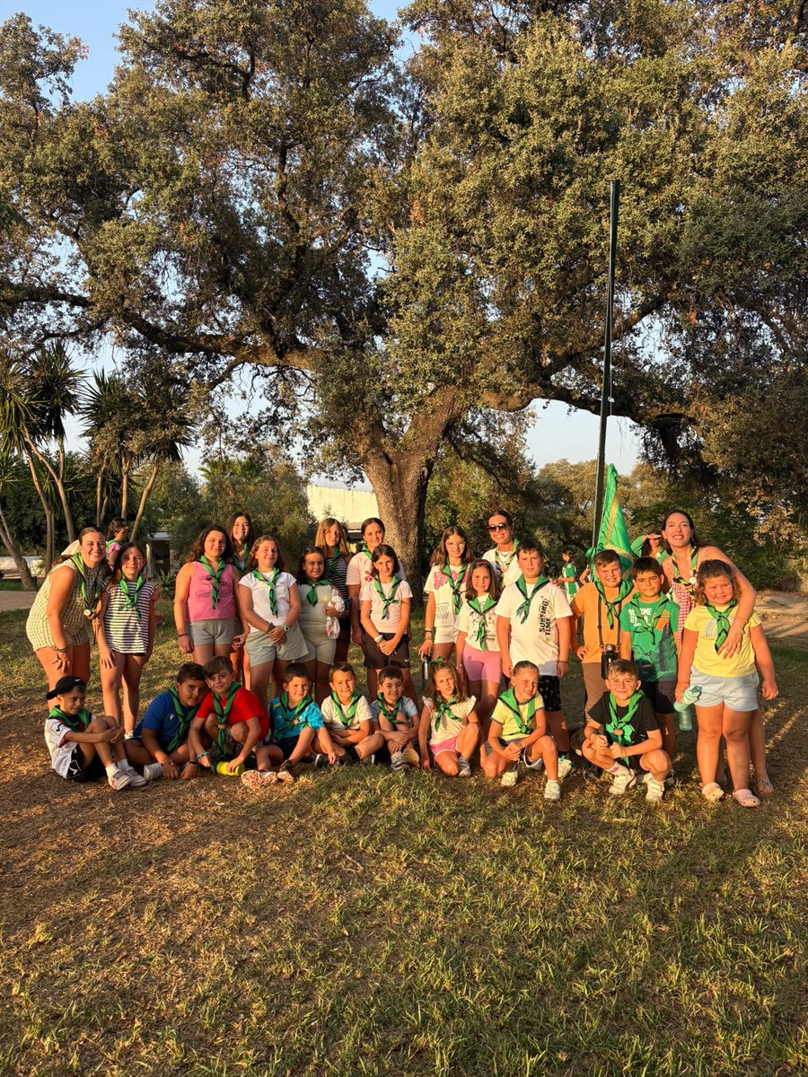 SoyDeLaVeraCruz's tweet photo. #ACTUALIDAD | Galería de imágenes de los novatos del Primer Turno del XXXVII Campamento Vera-Cruz 2026.

A través del siguiente enlace (https://t.co/oBbq4u9MJR) compartimos con nuestros hermanos las imágenes de la imposición del pañuelo, insignia de nuestro Campamento, a los novatos y novatas que, por primera vez, han asistido como campistas al Primer Turno.

El primer turno se desarrolla desde el pasado jueves, 30 de julio hasta mañana, domingo, 2 de agosto de 2026, en las instalaciones de Sentir Nature, ubicadas en Aznalcóllar (Sevilla). En esta edición participaron menores con edades comprendidas entre los 7 y los 11 años, correspondientes a nacidos entre 2015 y 2019, inclusive.

A él acuden 56 campistas y 31 monitores, entre los que se encuentran estos 22 nuevos campistas.

Con la esperanza de que el camino formativo y de Hermandad que comienzan siembre frutos en un futuro próximo, desde nuestra Hermandad damos la bienvenida a los novatos del Primer Turno de nuestro CVC.

En este propósito e intención, nos encomendamos a nuestra Madre de las Angustias para que interceda ante el Santísimo Cristo y que, así, bendiga a todos y todas.

Más información del desarrollo de este turno del CVC en la cuenta oficial de Instagram:https://t.co/2ttoOKztkk
