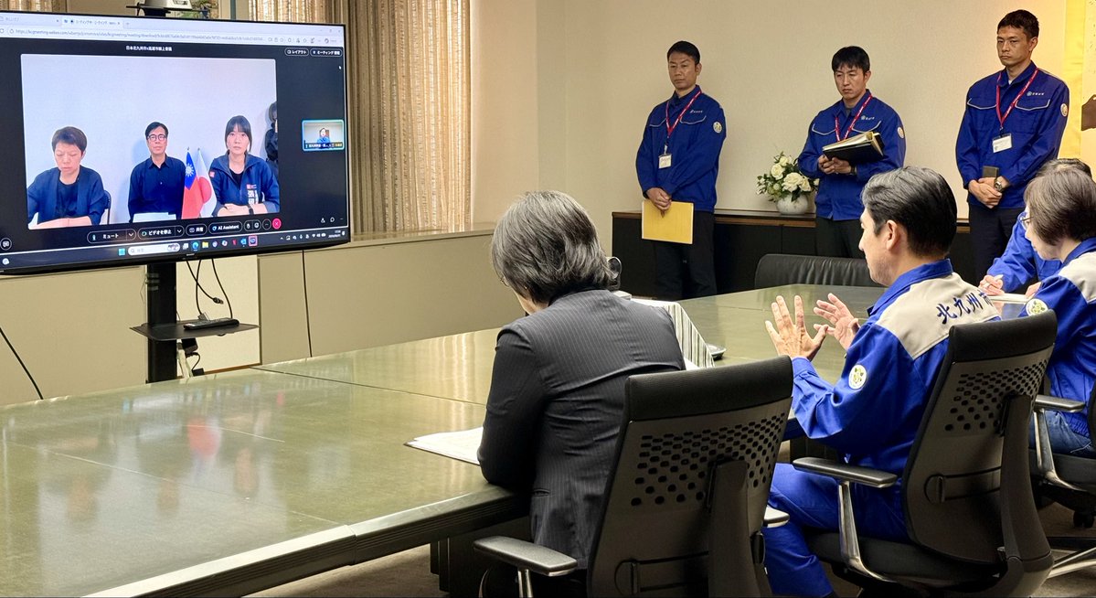 takeuchikazhisa's tweet photo. 先ほど、台湾・高雄市の #陳其邁市長 と緊急オンラインミーティングを実施しました。

熊本地震の被災地である熊本県八代市を支援したいという高雄市からの温かい想いを受け、パートナー都市である #北九州市 がしっかりと橋渡し役となり、八代市の現地ニーズとマッチングし、調整・運搬することを決めました。

具体的には、八代市の福祉施設のニーズを踏まえ、高雄市が準備した保健衛生用品などを、早急に北九州市から八代市へ向けて出発させます。

高雄市、熊本県八代市、北九州市の3都市の強い絆で、被災地へ確実にお届けしてまいります。
台湾・高雄市の皆さま、温かいお気持ちをありがとうございます。

剛才，我與台灣高雄市的陳其邁市長進行了緊急線上會議。
收到高雄市想要支援熊本地震受災地區——熊本縣八代市的溫暖心意後，身為夥伴城市的北九州市決定擔任堅實的橋樑，與八代市的當地需求進行對接，並負責協調與運送。
具體而言，我們將根據八代市福利設施的需求，將高雄市準備的保健衛生用品等物資，從北九州市以最快速度發往八代市。
藉由高雄市、熊本縣八代市、北九州市這三個城市的深厚情誼，我們必定會確實將物資送達災區。
非常感謝台灣高雄市的各位朋友，感謝你們溫暖的心意。