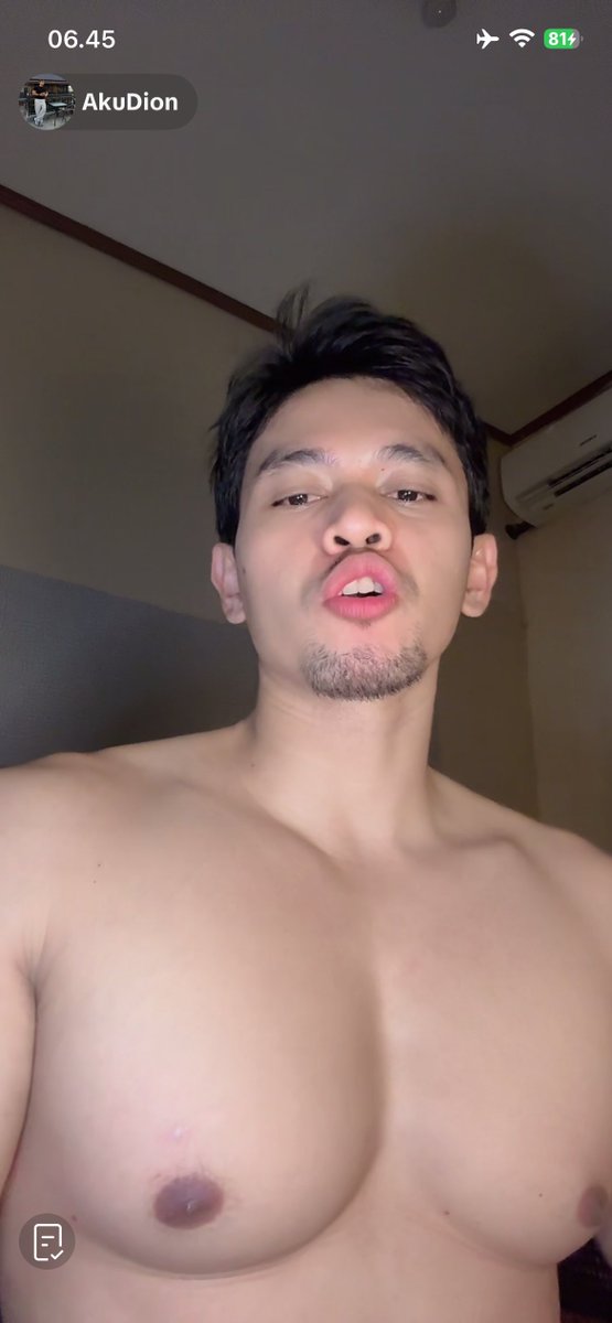 modenabuterfly's tweet photo. dia sering live telanjang dada kayak begini, abis itu nawarin buat jadi PT online kalau ada yg minat, eh tau taunya nipu. TOLONG SPAM AKUNNYA PLS 
bagi kalian 100k mungkin dikit tpi bagiku itu 2 hari kerjaku jir😭😭😭😭 https://t.co/JK4veu4dwj