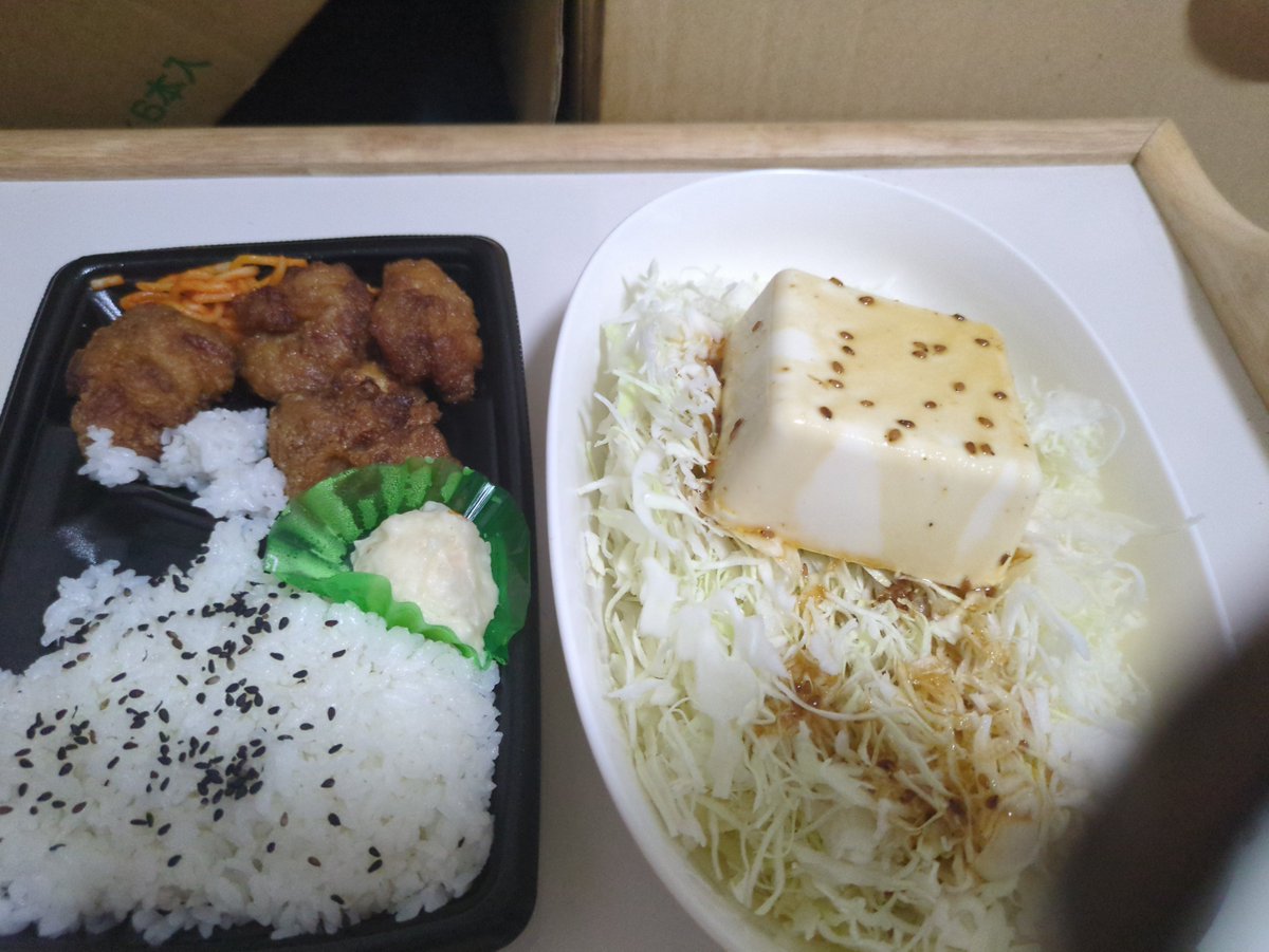 ryuupapa88's tweet photo. 2026 0801 夜ごはん

唐揚げ弁当
豆腐サラダ https://t.co/kGRJQecyjI
