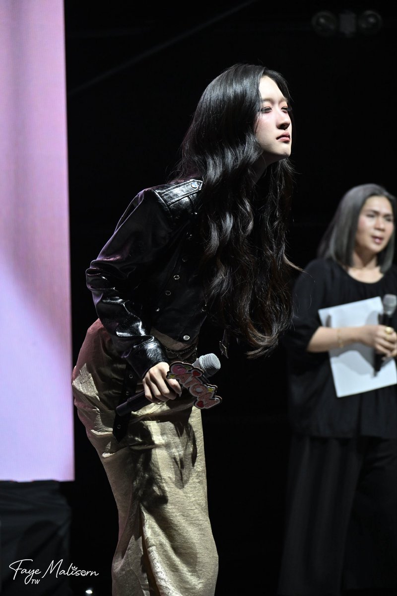 FayemilyPH's tweet photo. Faye vs Atom, reading the fan signs.

PERAYA PARIYA IN MANILA
#FayeAtomFMinPH2026

📸cto.FayeMalisorn TW https://t.co/4Q0hTxvQdG