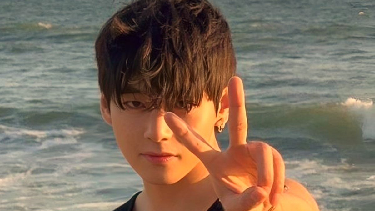 7withluv__'s tweet photo. taehyung's honey skin looks more beautiful in the sunlight. https://t.co/2G2qarNrt1