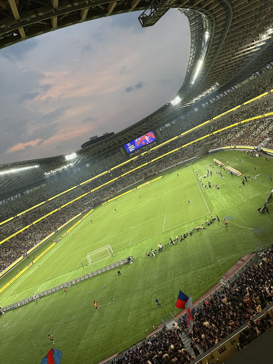 bang_cho's tweet photo. 今日は一番安い席から観る😇
#fctokyo https://t.co/Vk3WfvWmCJ