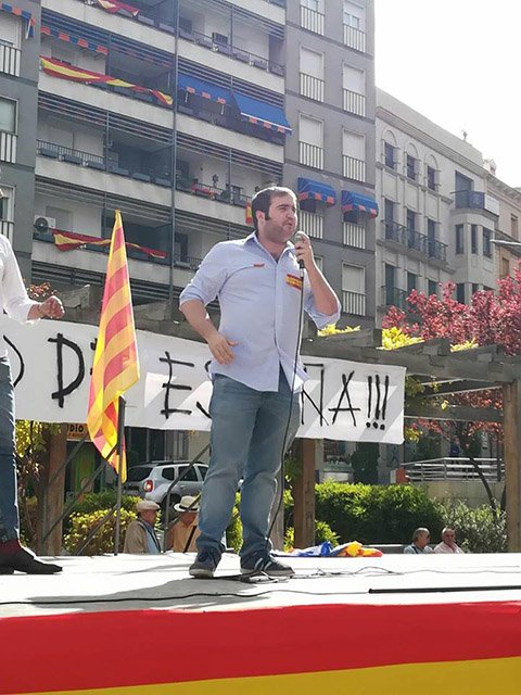 FonsiLoaiza's tweet photo. El grupo neonazi Hacer Nación se disolvió y eliminó sus redes. Su líder ultraderechista Mario Martos fue fichado por VOX y ya ha conseguido su paguita pública. Acaba de ser nombrado Delegado en la Junta. Lleva la firma de Juanma Moreno del PP. Las puertas giratorias del fascismo. https://t.co/3Yyamxr7nt