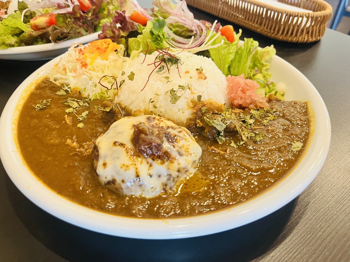 hiropon0113's tweet photo. 京都市伏見区　納屋町商店街
メドカレー舎
『メドビーフカレー（メドバーグトッピ）』
今日はちょい遅くなりましたが、営業再開されたメドさんに🤤
めちゃうまい😋
メドバーグもチーズたっぷりで最高😊
ここ最近のお気に入り🤤
この後横大路の雑貨屋さんレヴィトーマス555寄って久御山イオンへ🚗 https://t.co/nKEXf9IE2L