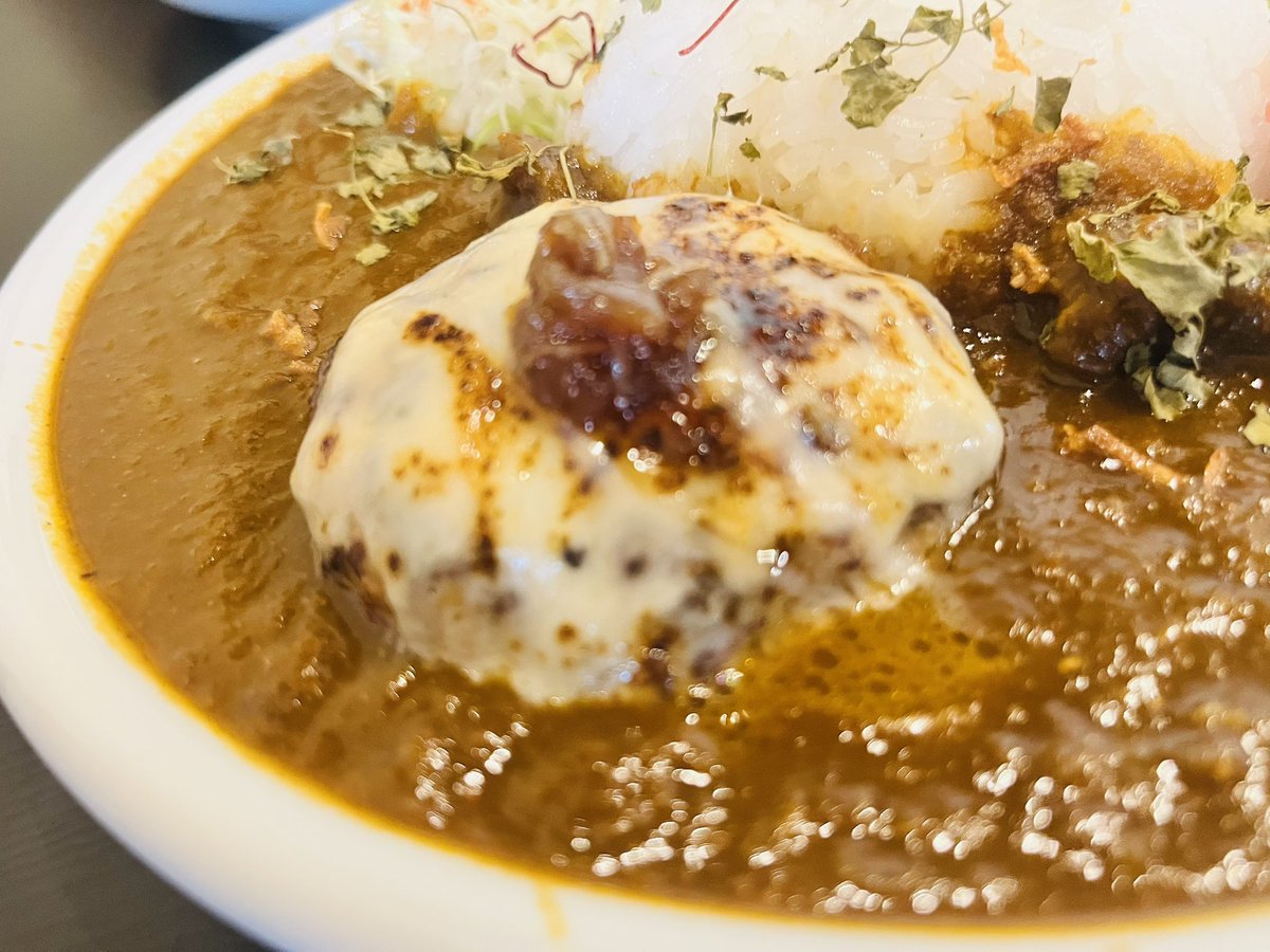 hiropon0113's tweet photo. 京都市伏見区　納屋町商店街
メドカレー舎
『メドビーフカレー（メドバーグトッピ）』
今日はちょい遅くなりましたが、営業再開されたメドさんに🤤
めちゃうまい😋
メドバーグもチーズたっぷりで最高😊
ここ最近のお気に入り🤤
この後横大路の雑貨屋さんレヴィトーマス555寄って久御山イオンへ🚗 https://t.co/nKEXf9IE2L
