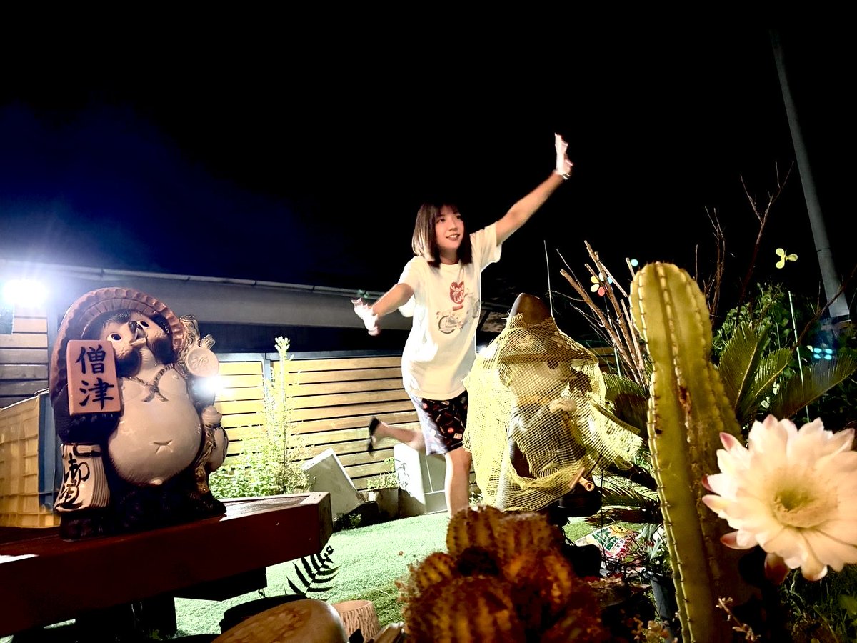 rock_soz's tweet photo. 【8月1日

🔴
土曜日😃
夜営業スタートします！！

1枚目は先日、自宅の
サボテン🌵が花を咲かせて
浮かれる伊都子女将😃

では、
よろしく哀愁( •̀ᴗ•́ )و
#古川屋台ソウヅ https://t.co/NrJxN417Ps