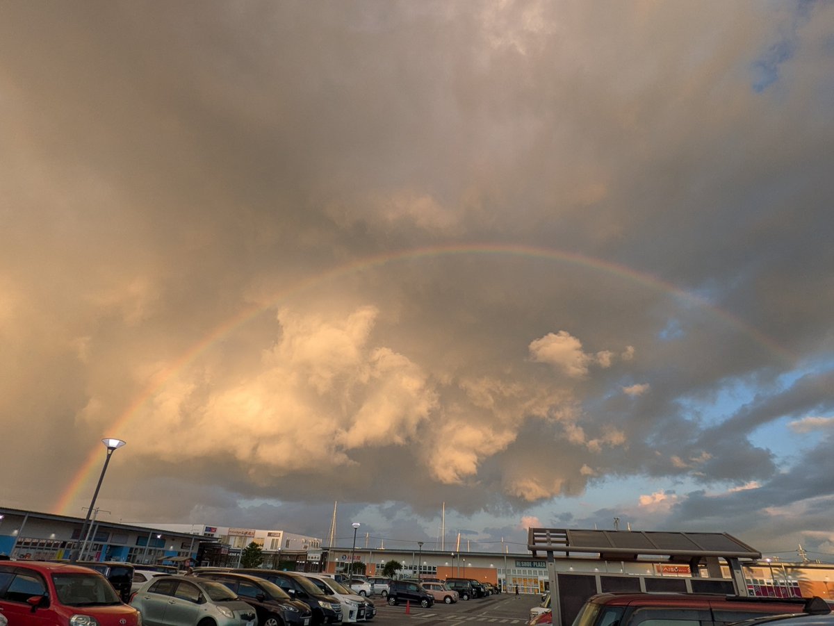 Takejimusho's tweet photo. めっちゃデカい虹🌈
いいことあるかも♫ https://t.co/agCZPofhY8