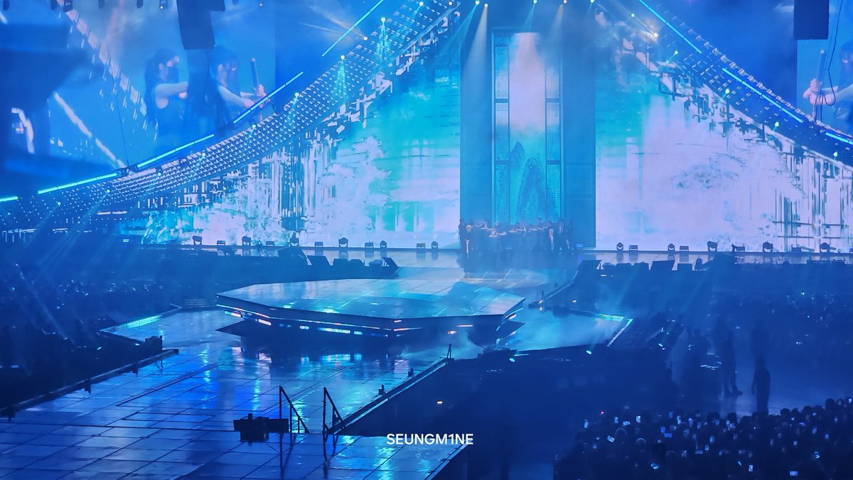 SEUNGM1NE's tweet photo. THE STAGE..... https://t.co/9waIDsxfdJ