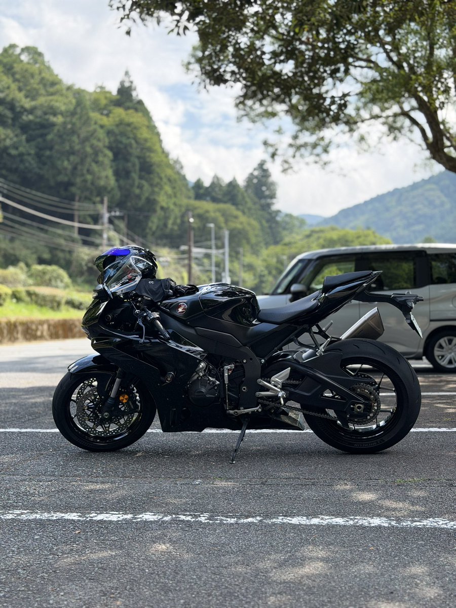 UVA_viv's tweet photo. 今日はオイル交換をした後に道の駅天城越えに行ったけどバイク少なかったです。。
#CBR1000RRR https://t.co/qIgJJ9EnCR