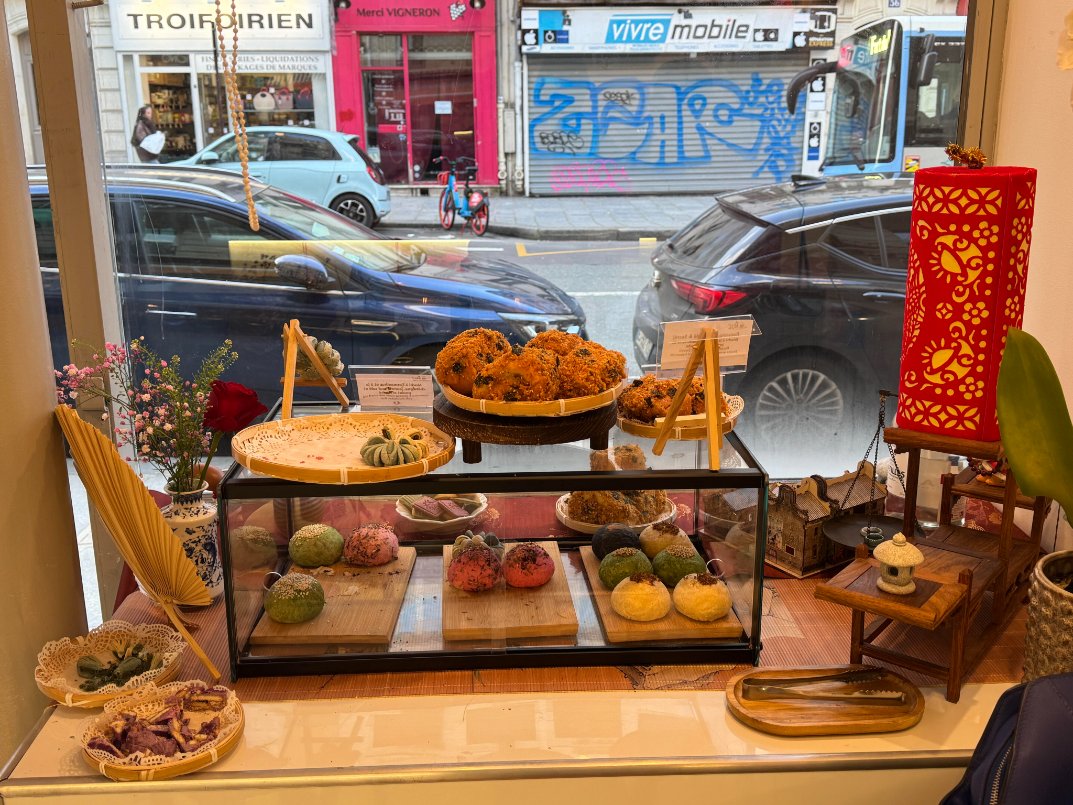 Yi123cd's tweet photo. On my way home from get off work, I stopped again by the dessert counter. To the left were red velvet Basque pastries, and to the right were tiny cups adorned with rose petals. They looked so tempting, and I finally couldn't resist and grabbed two.😂 https://t.co/gN0SFuqIbg