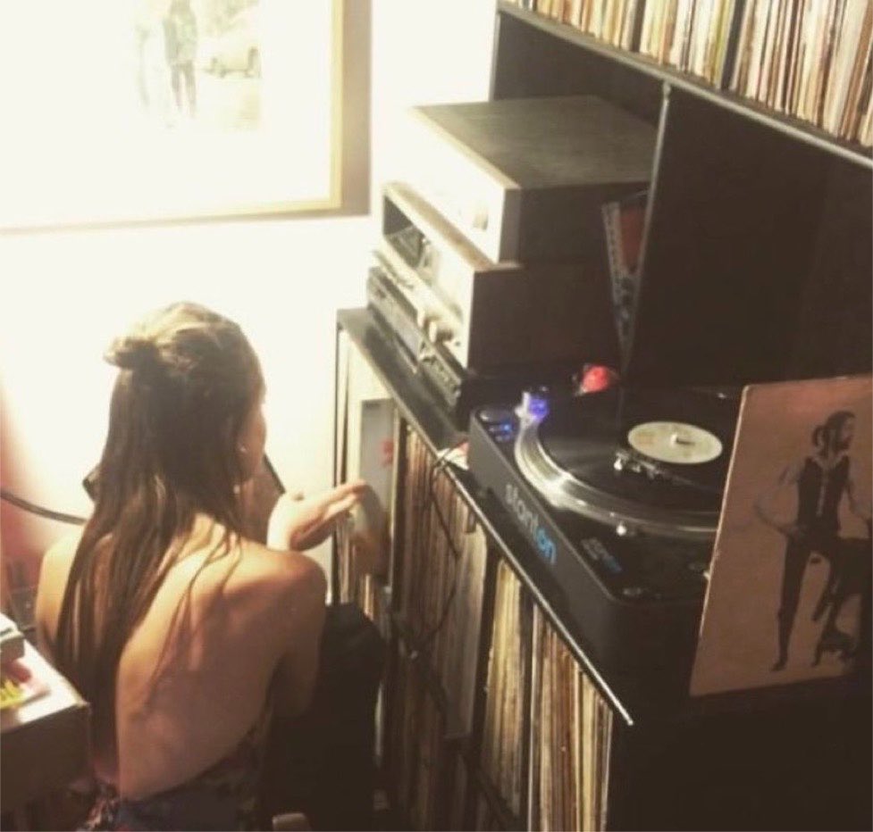 VintageRockN_85's tweet photo. Anyone else listen to music alone? https://t.co/7EYrHLOPWf