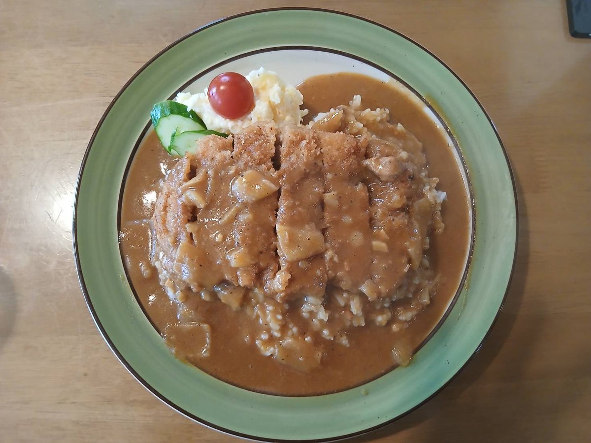 handai_ramenlab's tweet photo. 【 #かわしま 】
カツカレー1500円🍛ポテサラやサラダが直盛りの豪快さ🥔弘前駅から歩いてきて最大の人口密度🧍‍♂️ https://t.co/Bbi5QeCxsE