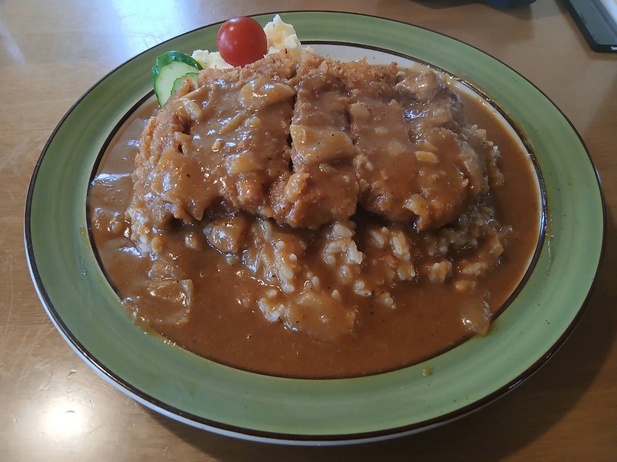 handai_ramenlab's tweet photo. 【 #かわしま 】
カツカレー1500円🍛ポテサラやサラダが直盛りの豪快さ🥔弘前駅から歩いてきて最大の人口密度🧍‍♂️ https://t.co/Bbi5QeCxsE