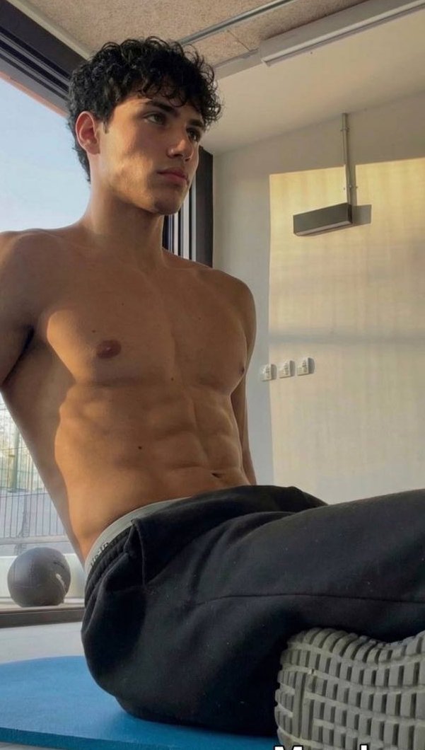 brunobuddyy's tweet photo. stretching... unless you wanna help 😏 https://t.co/1DoMClVMXU