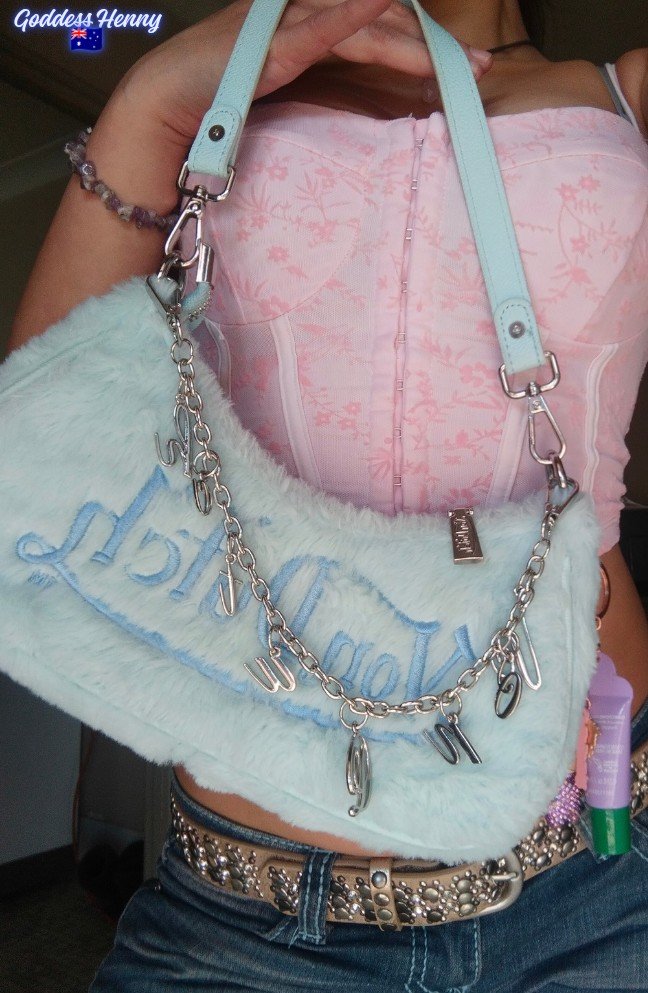 GoddessHenny47's tweet photo. Y2K Princess with a Von Dutch addiction 👛💙💫 https://t.co/uuEtXcW3Yt
