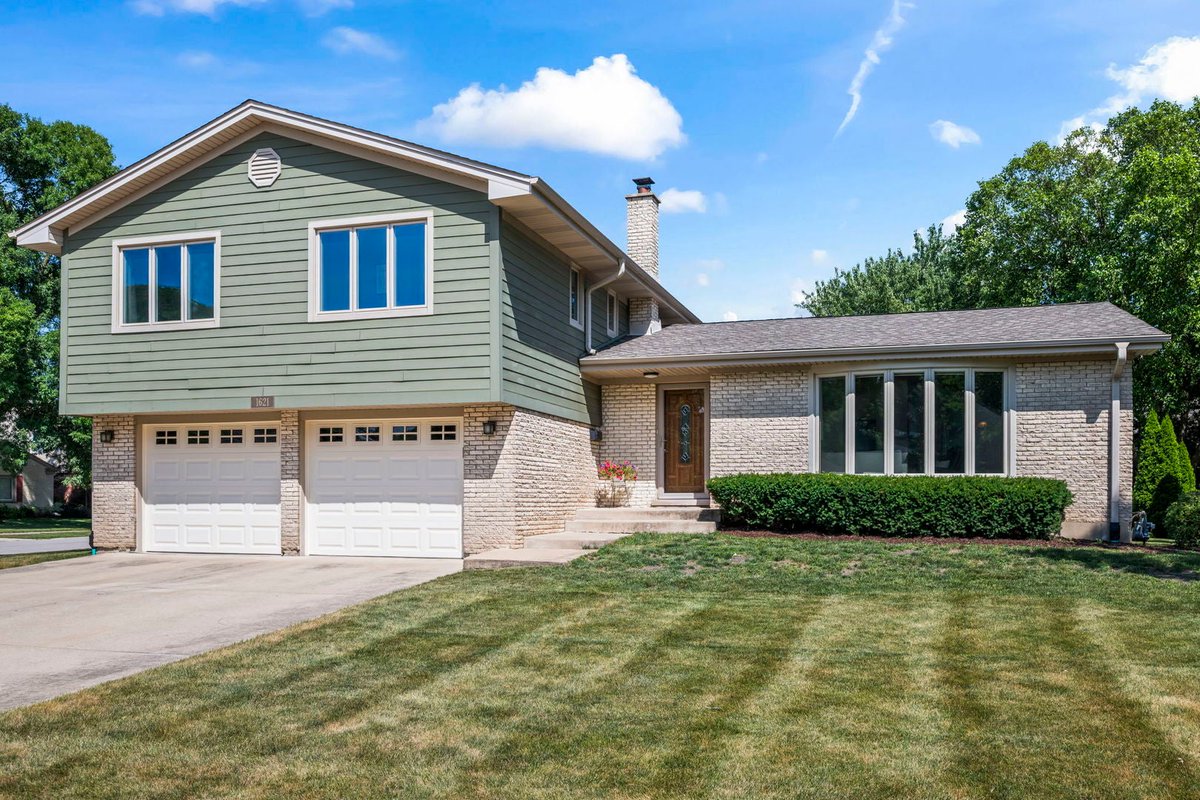 jenortman's tweet photo. 1621 N Belmont Avenue, Arlington Heights, IL, 60004
4 bed | 2.5 bath 2227 Sq. Ft.
Active | 699000
https://t.co/ArE4CnBez7
Meticulously maintained and move-in ready, this 4-bedroom, 2.1-bath sits on a extra wide private lot in one of Arlington Heights' most sought-after... https://t.co/OKQzPeHVAm