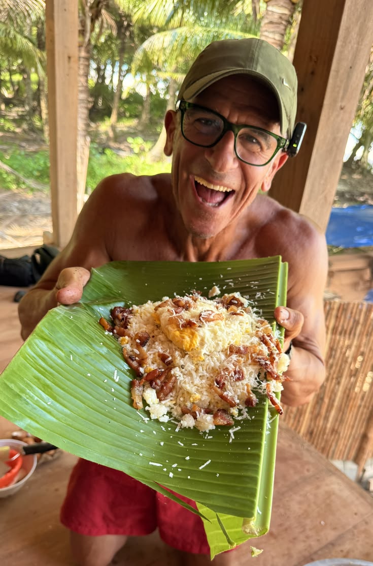 maxmariola's tweet photo. Ragazzi, sono in Indonesia ma sempre romano resto ❤️ Mi hanno chiesto di preparare il nasi goreng e io l’ho fatto..ovviamente a modo mio! 😜 Riso fritto, uova strapazzate e infine il mio tocco caratteristico #chefmaxmariola #mentawai #thesoundoflove #maxmariola https://t.co/aSq0Muk73R