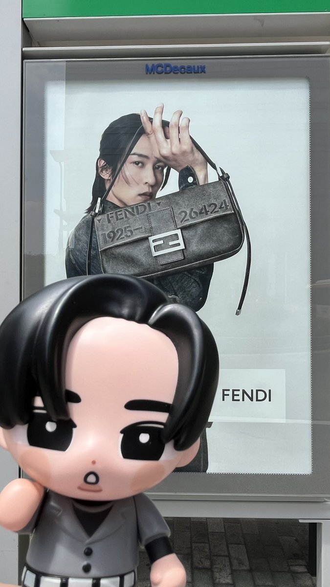 mutsukya_n's tweet photo. またまた目黒駅のFENDIめめ🖤
ここは東口目の前のバス停🚌
バスに反射するめめもパシャリ📸

#目黒蓮
#FENDI https://t.co/FBjGd6kk77