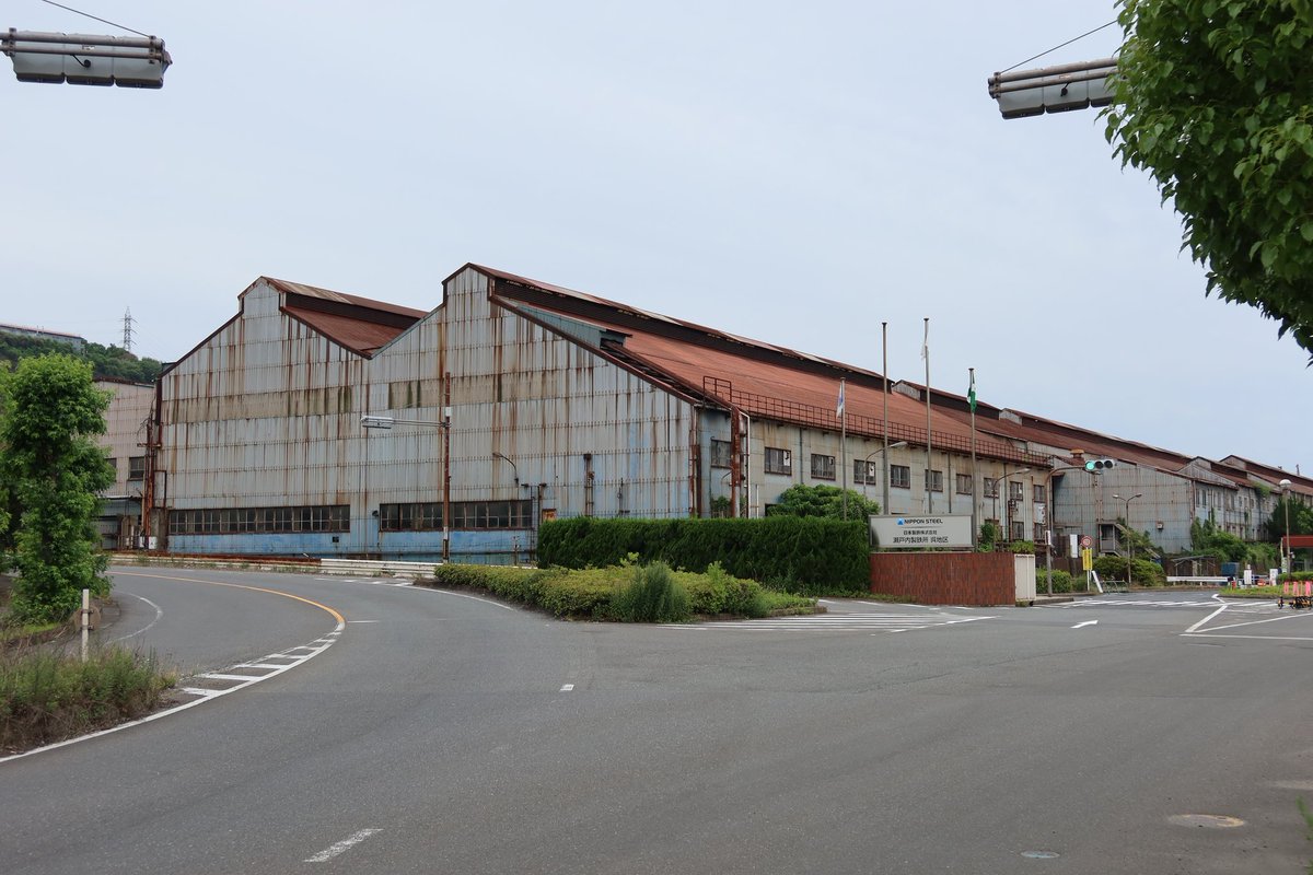 SAKE_KAKUSHI's tweet photo. 広島県呉市、解体中の日本製鉄瀬戸内製鉄所に残る、旧呉海軍工廠製鋼部 第一製鋼工場。

遂に解体が始まりました。 https://t.co/e1NUP6gVBX
