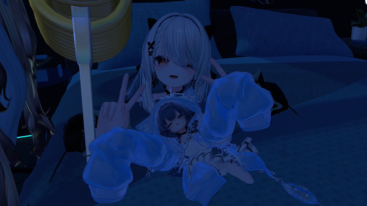 Ju_ran_0's tweet photo. 何故か起きた時左右の二人立って寝てました https://t.co/V6m8psgc9V
