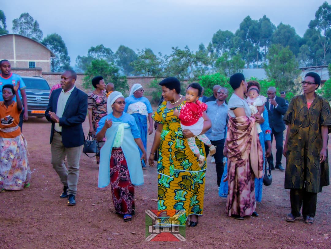 nshingamateka's tweet photo. 4/4
Pour clore cette journée, la 2ème VP et les députés de @BuhumuzaProvinc se sont rendus à l'Orphelinat de MUREMERA (Commune #Cankuzo). Distribution de sucre, lait, maïs et haricots aux enfants. Un geste de solidarité en cette journée nationale.

@nshingamateka @Burundi_senat https://t.co/Bnj5REh6Vo