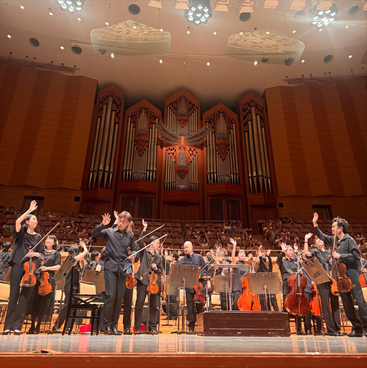 takonanda's tweet photo. 今年も最高でした、日本フィル夏休みコンサート！
選曲もよく子供には最高の時間👏わたしはずーっとコンマスの後ろに座ってらっしゃるバイオリンの女性の演奏者を応援しています🎻🩵

そしてバレエ🩰表情も汗もトーシューズの音も香りもたまらなかった。1番前で見るって最高だよ。 https://t.co/6LQRvRVZ6r